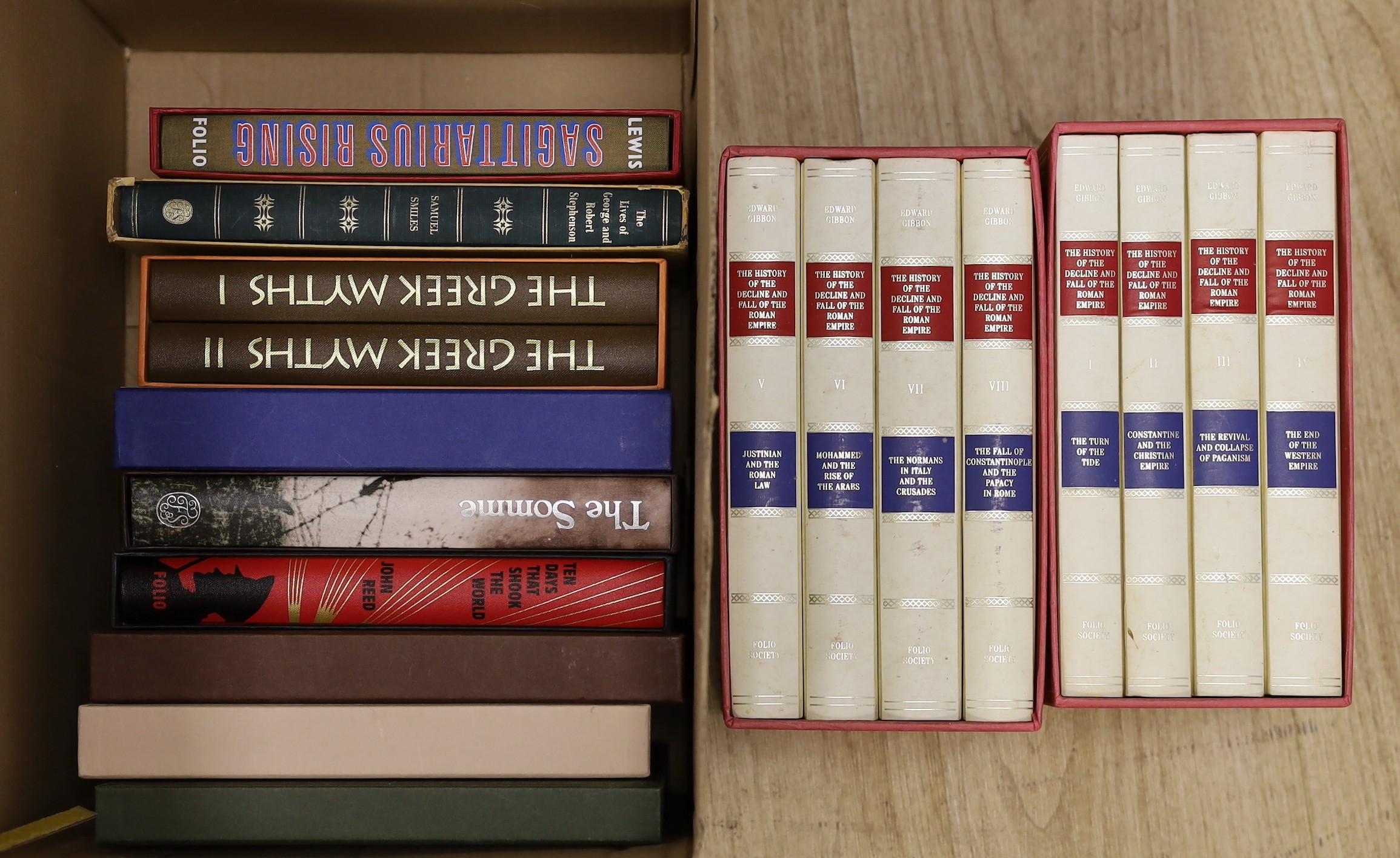 A mixed quantity of folio society books, to include ‘The History of the Decline and Fall of the Roman Empire’